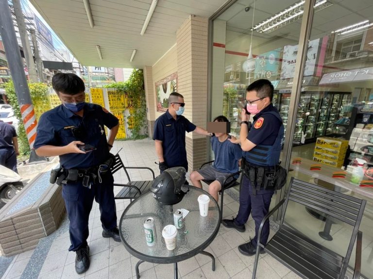 圖片說明：臺中市政府警察局第四分局春社派出所長邱柏昌日前休假巧遇偷車賊，當場將該名竊車賊逮捕歸案。(記者林㤈輝翻攝)