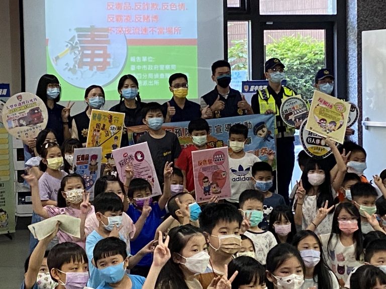 圖片說明：中市警第四分局黎明派出所偵查隊與交通組辦理幼兒園交安講習。(記者謝榮浤翻攝)