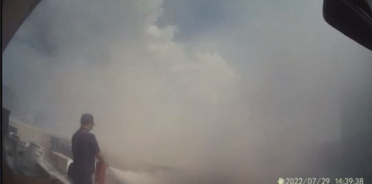 圖片說明：汐止警持滅火器壓制火勢。（記者徐煜勝翻攝）