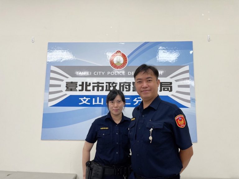 圖片說明：景美所員警張家維（右）、蔡宜臻（左）成功阻詐16萬元。（記者趙靜姸翻攝）