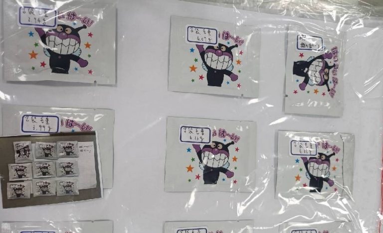 圖片說明:南崁所員警查緝到包裝花樣繁多的混合毒品高達88包。(記者宋紹誠翻攝)
