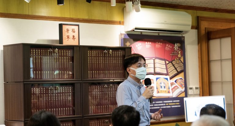 〈教孝月祈福文化祭〉活動總召集人董澤平，於開幕式向與會貴賓介紹活動計畫起源與內容。(照片來源：雅鴿文創提供)