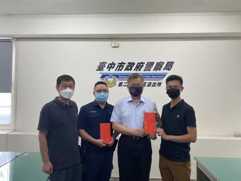 圖片說明:警政署駐區督察吳啟瑞表揚臺中市政府警察局第二分局文正所警員呂冠毅、謝宜宏等2員積極熱心為民服務。(記者謝榮浤翻攝)