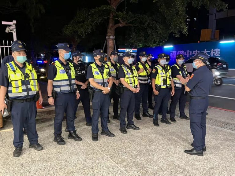 圖片說明:林口警結合環保稽查擇治安要點及重要路口，實施嚴查威力掃蕩。(記者吳萍翻攝）