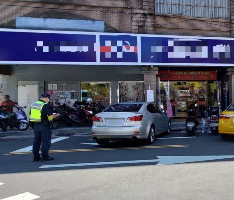 圖片說明：中正路上知名大賣場前道路交通標線未臻完善，致附近鄰居或上班族習慣將車輛停於該大賣場前道路。(記者宋紹誠翻攝)