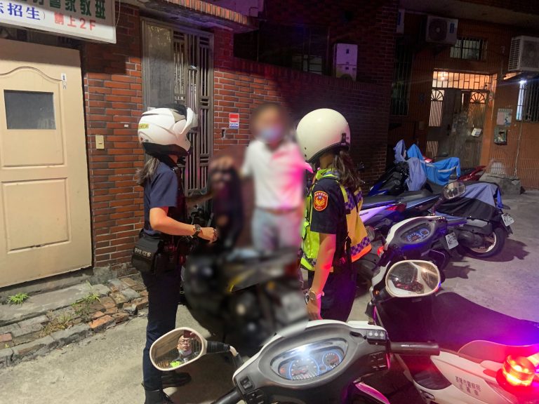 圖片說明：黃、林兩位執勤女警僅花了20分鐘就在李男住家後方巷內尋獲李男宣稱遭竊的機車。(記者宋紹誠翻攝)