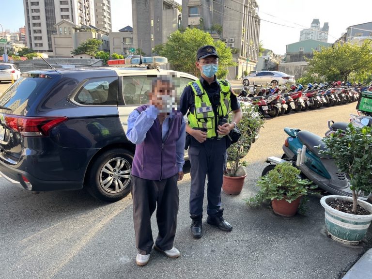圖片說明：臺中市政府警察局第四分局黎明派出暖警親自將迷路老翁護送回住處。(記者林㤈輝翻攝)