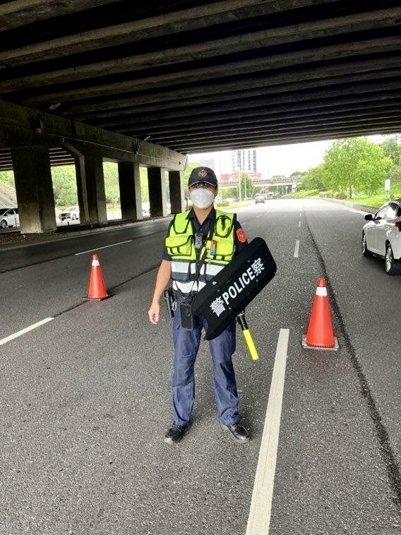 圖片說明：臺北市保安警察大隊攜帶警察局配發之「新式臂盾」出勤，積極執行路檢勤務。（記者宋紹誠翻攝）。