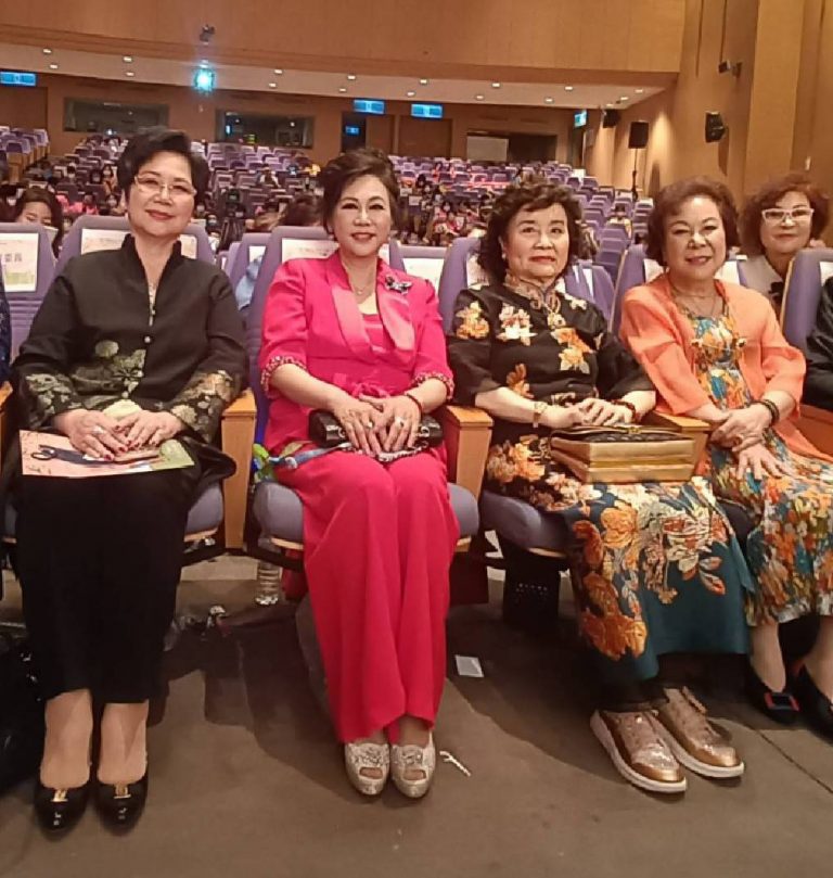 圖片說明：立法委員溫玉霞（左一）、林淑敏理事長（圖中）、世界華人工商婦女企管協會創會總會長柯杜瑞琴（右一）、世界華人工商婦女企管協會名譽總會長陳上春（右二）。（記者吳萍攝）。