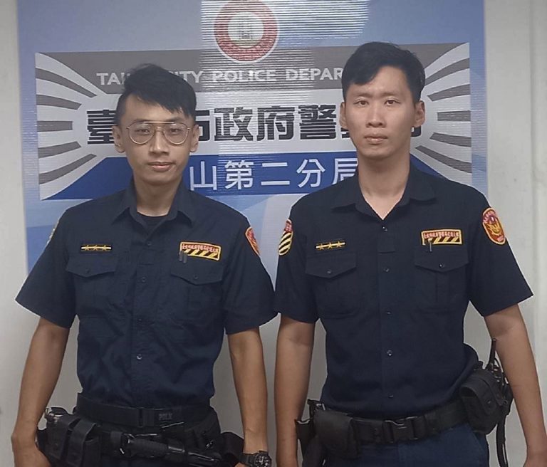 圖片說明：文山第二分局交通分隊警員傅彬（左）、 郭鴻權（右）取締違規時，意外逮到通緝犯。(記者吳萍翻攝）