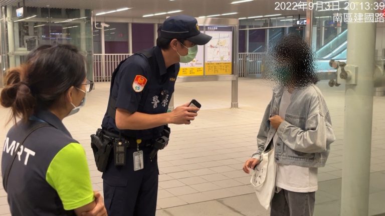 圖片說明：中市警捷運警察隊第一分隊員警日前接獲通報有名疑似身心障礙女性民眾迷路無法返家，員警在第一時間得以與該女父親取得聯繫，順利的將她送回父親的身邊。(記者謝榮浤翻攝)