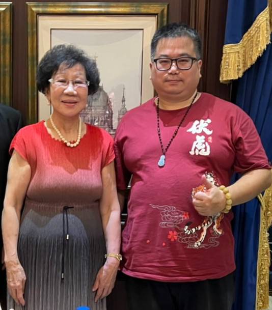 圖片說明：中華照生黨黨主席董冠富（圖右）與前副總統呂秀蓮（圖左）交情深厚。（記者宋紹誠翻攝）