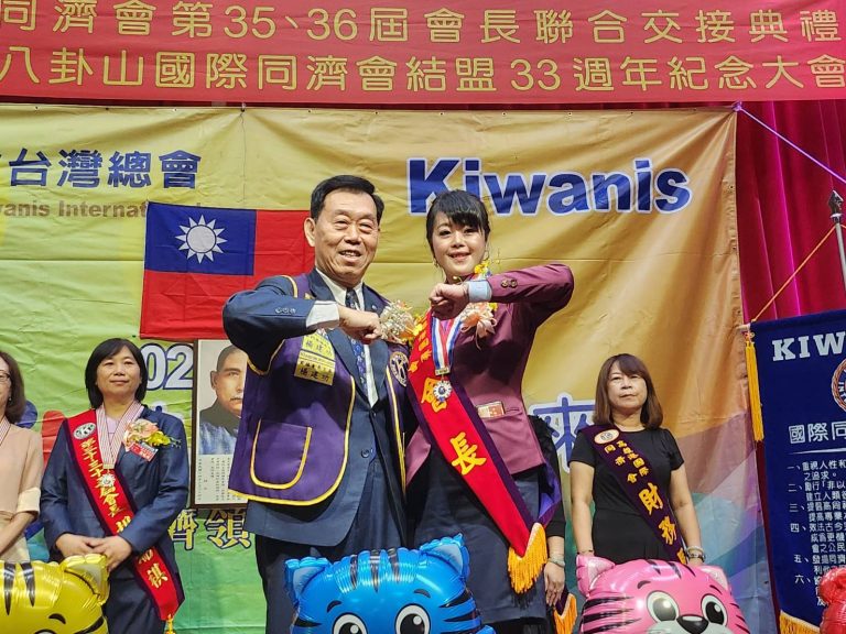 圖片說明：前總會長楊建功（圖左）將勳章授予高雄港會新任會長郭于榛（圖右）。（記者王巧容攝）