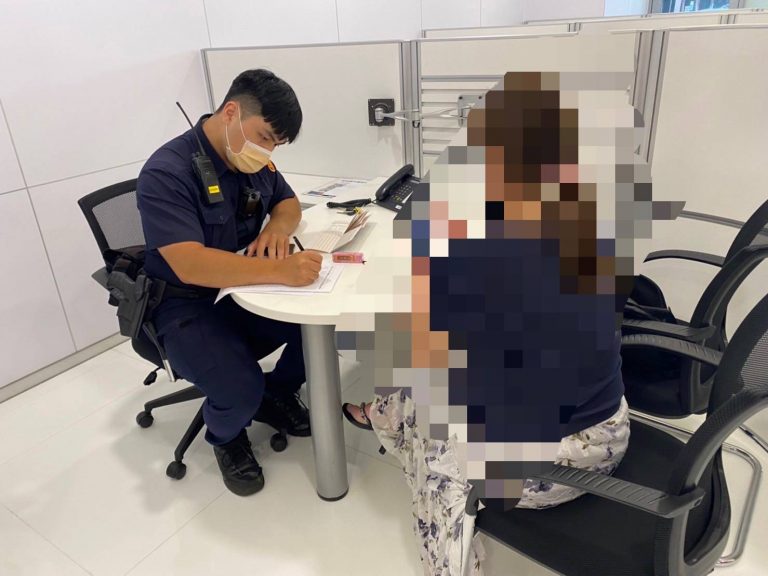 圖片說明：文林所警員華宏麟、黃政豪在銀行跟黃姓婦人耐心解說，成功保住20萬積蓄。（記者吳萍翻攝）