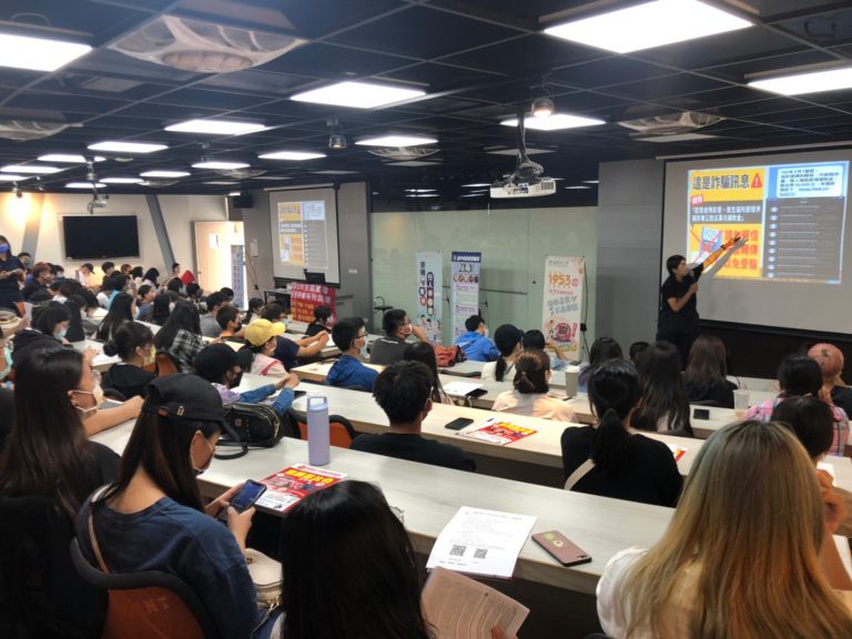 圖片說明：中市警四分局偵查隊前往嶺東科技大學宣導說明詐騙訊息的內容。(記者謝榮浤翻攝)