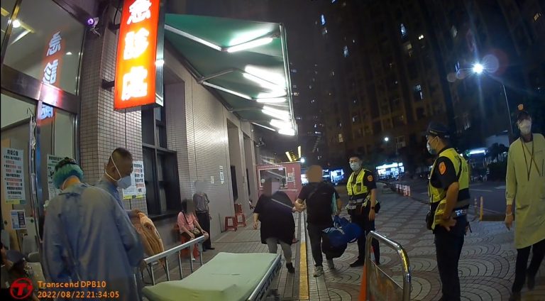 圖片說明：汐止警護送婦人到院生產。（記者徐煜勝翻攝）