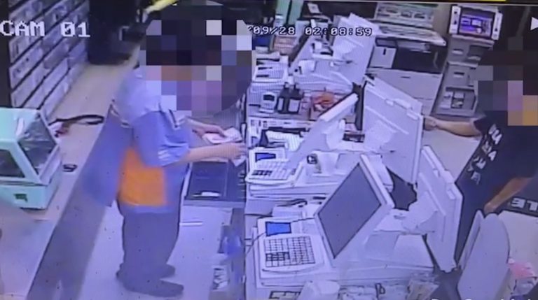 圖片說明：男子進入超商後持刀脅迫要求交付收銀機內之現金。(記者宋紹誠翻攝)