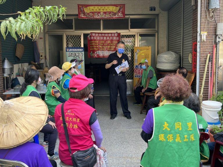 圖片說明：臺中市政府警察局第四分局交通組陳敬中組長及羅云馨巡官等向中市南屯區大同里環保義工們，提醒大型車因有內輪差與視野死角，行車時要與其保持安全距離。(記者林㤈輝翻攝)