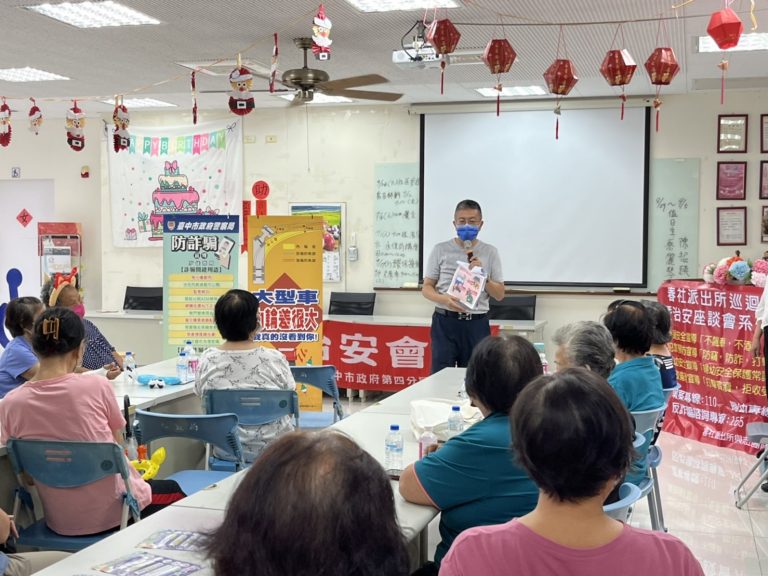 圖片說明：中市警四分局交通組長陳敬中向轄區民眾做交通安全宣導。(記者謝榮浤翻攝)