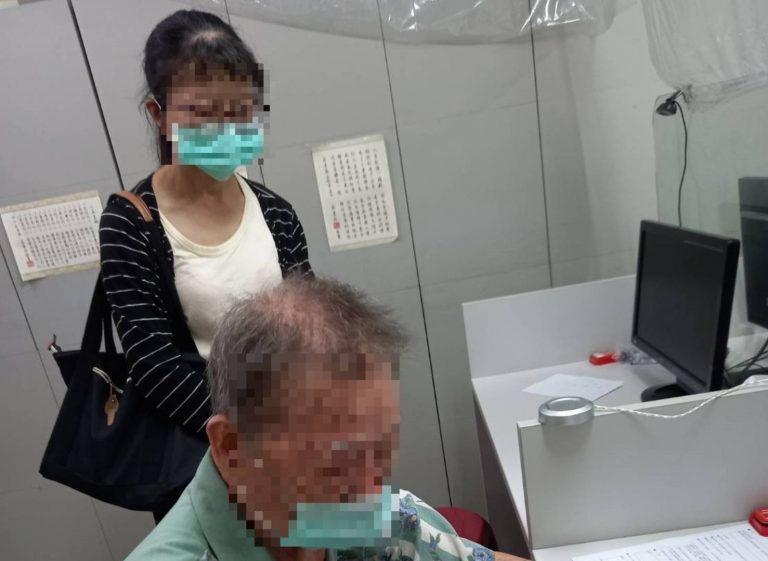 圖片說明：臺中市政府警察局第五分局北屯派出所警員陳嘉欣暖心助尋獲七旬老翁。(記者謝榮浤翻攝)