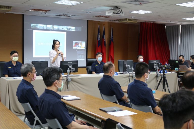 圖片說明:板橋分局顧及員警身心健康,邀請心靈諮詢師線上講課。(記者戴昱弘翻攝)