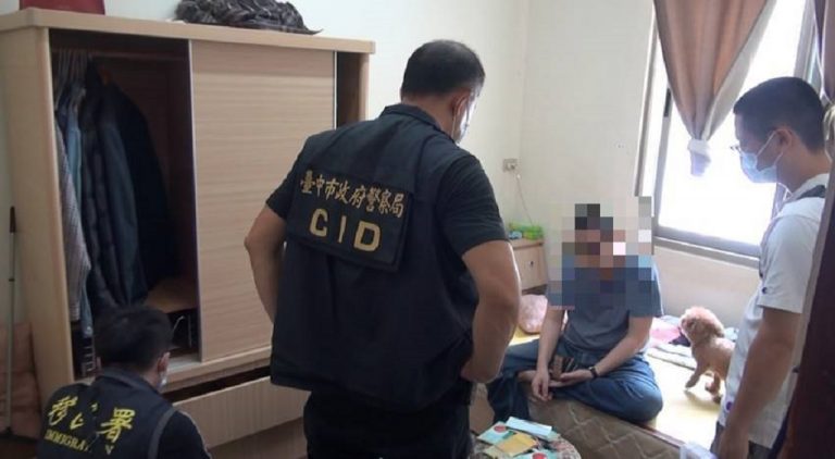 圖片說明：臺中市政府警察局與友軍單位合作報請臺中地檢署指揮偵辦，查獲人蛇集團在台之朱姓、林姓犯嫌2人。 (記者林㤈輝翻攝)