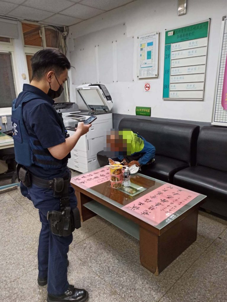 圖片說明:員警請葉男在派出所內躲雨並提供熱食裹腹休息。(記者徐煜勝翻攝)
