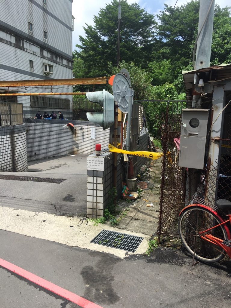 圖片說明：屍體被發現在社區與公墓交界。（記者徐煜勝翻攝）
