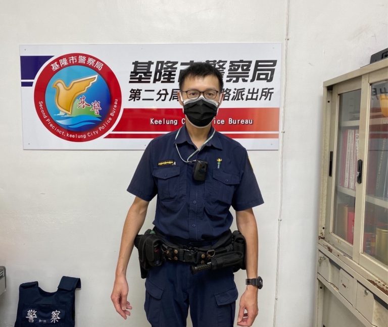 圖片說明：老婦買菜突暈倒，和一路派出所警員林星辰（中）護助就醫。(記者宋紹誠翻攝)