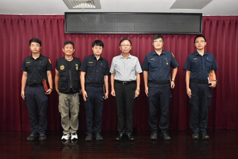 圖片說明：臺中市政府警察局111年第2季5名協尋達人獲頒獎表揚後合影。(記者林㤈輝翻攝)