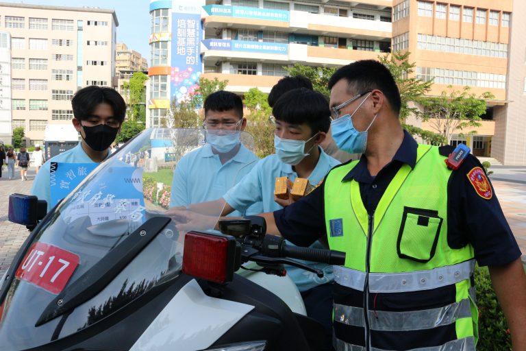 圖片說明：臺中市政府警察局交通警察大隊日前辦理「車輛慢看停 行人停看聽」活動，結合嶺東科技大學、交通部公路總局臺中區監理所等，提醒大學新鮮人用路安全及相關規範。(記者林㤈輝翻攝)