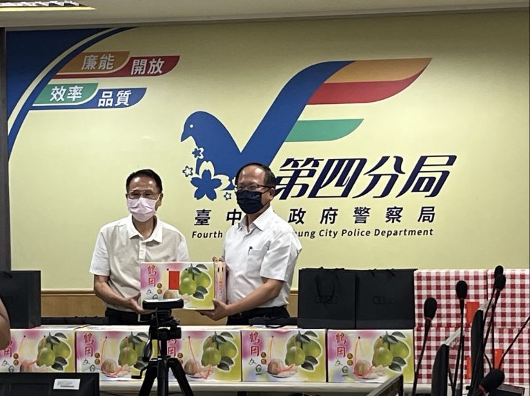 圖片說明：臺中市警友第四辦事處江敏賢主任偕同財務長林忠坤、顧問廖祿彰等人，中秋節前夕至中市警四分局關心慰問。(記者謝榮浤翻攝)