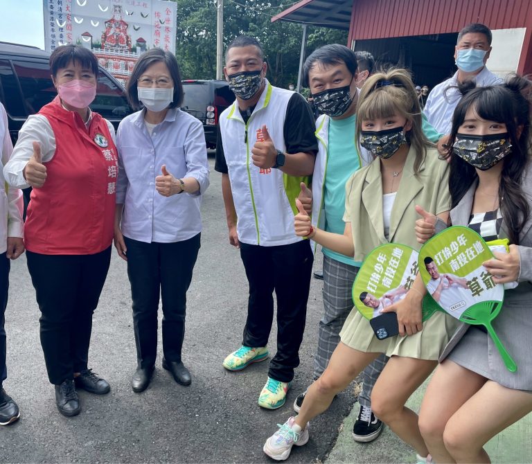 圖片說明：左起蔡培慧、總統蔡英文、草爺、司徒、比熊、陸子玄合影。（圖/紅心字會提供）