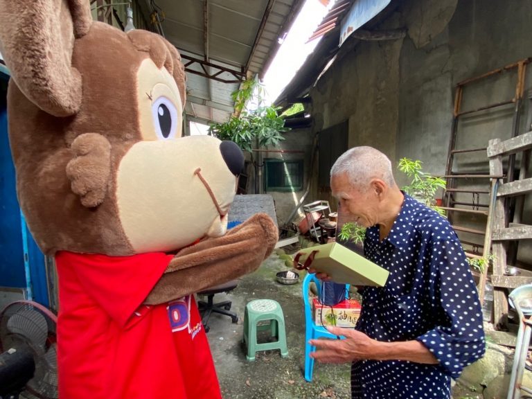 圖片說明：湯姆熊歡樂世界(中區)參與華山基金會老人服務，日前出動吉祥物熊熊喬伊與企業志工隊，將中秋禮盒送給獨居弱勢老人並將歡樂帶到孤老家，此為其中片段。 (圖/華山基金會提供)