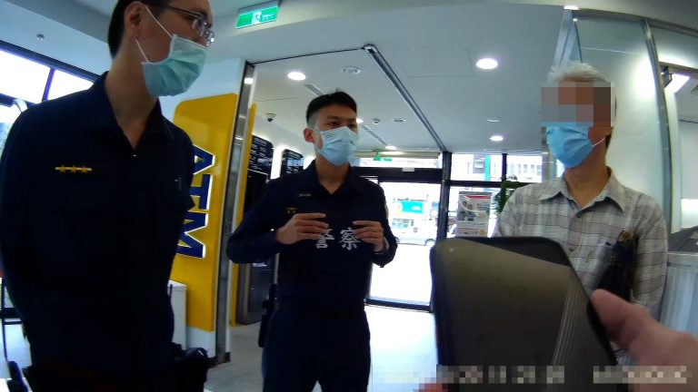 圖片說明：臺中市政府警察局第二分局日前成功阻詐保住7旬翁30萬老本。(記者林㤈輝翻攝)
