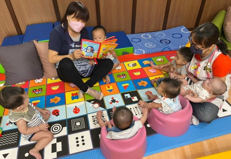圖片說明：臺中市政府積極推動「公托公幼倍增」計畫，截至111年10月中，已開辦26間公設民營托嬰中心及社區公共托育家園。(臺中市政府/提供)