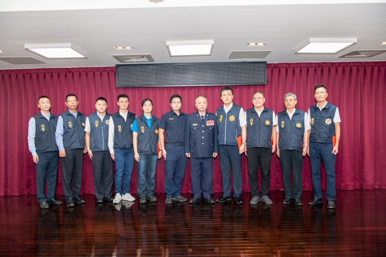 圖片說明：臺中市政府警察局今年治安繳出亮眼成績單，中市警局長蔡蒼柏頒發慰勉金並勉勵 所屬「守護臺中 再接再厲」。 (記者林㤈輝翻攝)