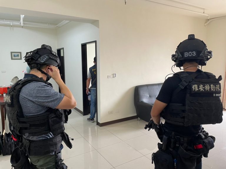 圖片說明：中市警刑事警察大隊查獲背負9條通緝的通緝犯，犯嫌依詐欺通緝罪嫌解送臺中地方檢察署等司法機關歸案。 (記者林㤈輝翻攝)