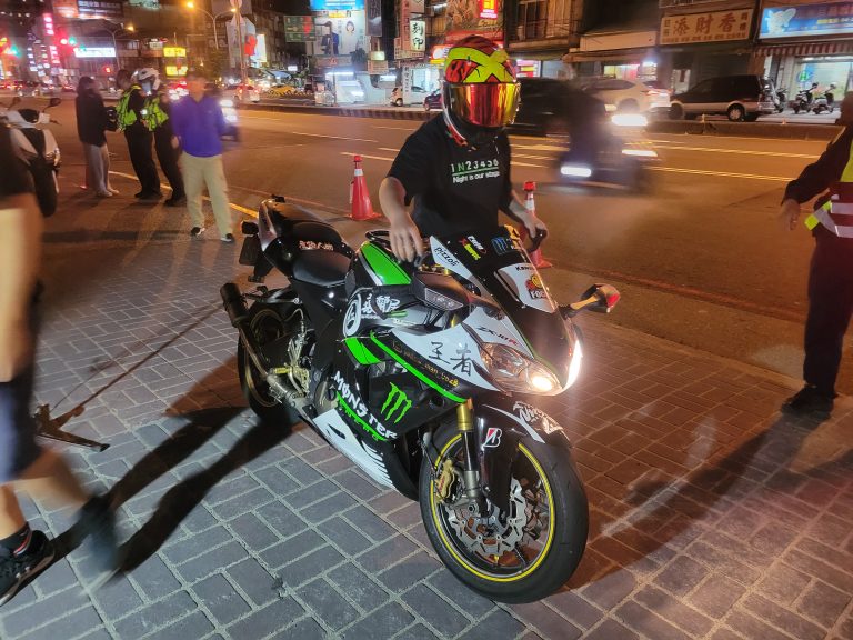圖片說明：中市警二分局日前執行「環監警聯合稽查」專案勤務，取締改裝汽、機車、噪音車，更特別針對車輛燈光等違法改裝等行為開罰取締違規車輛。 (記者林㤈輝翻攝)