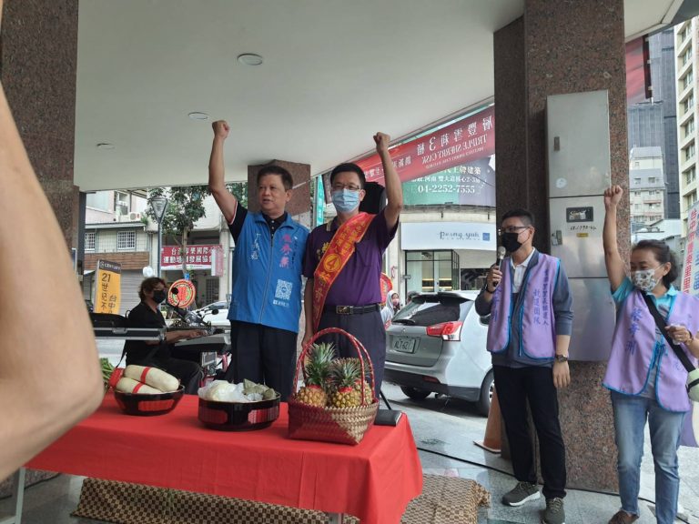 圖片說明：台中市南屯區豐樂里長候選人蔡奇洲抽籤抽中4號，披上彩帶現場後援會也響起再拚4年口號。（圖/記者林㤈輝翻攝）