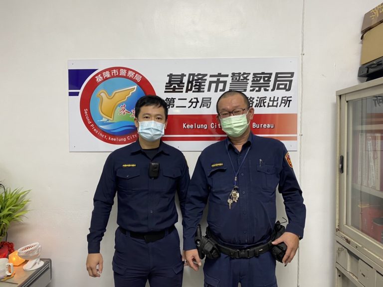 圖片說明：和一路派出所警員鄭旭翔（左）、龔恩宗（右）。。(記者宋紹誠翻攝)