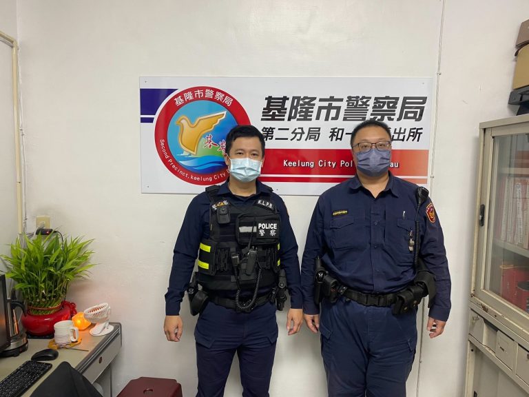 圖片說明：和一路派出所警員鄭旭翔（左）、潘禹叡（右）。(記者宋紹誠翻攝)