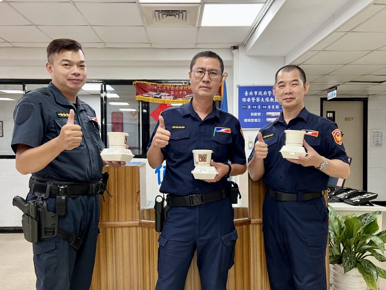 圖片說明：佛光山泰山禪淨中心特別致贈熱食，為守護在第一線的人民保母帶來關懷，讓保大員警既暖心又暖胃。(記者宋紹誠翻攝)