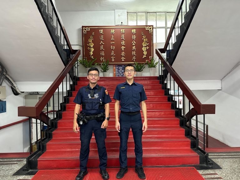 圖片說明:木柵所長李燏、警員張競即時阻詐守護民眾辛苦錢。(記者趙靜姸翻攝)