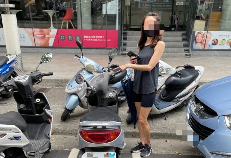 圖片說明：臺中市警察局第四分局黎明派出所員警熱心不放棄任何蛛絲馬跡地毯式搜尋助張姓女子尋獲遺失車輛。(記者謝榮浤翻攝)