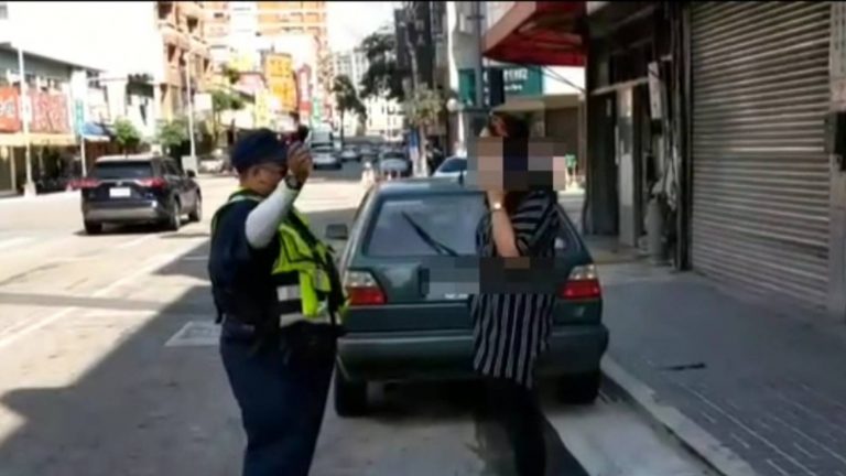 圖片說明：臺中市警察局第四分局黎明派出所員警熱心助連假出遊車拋錨民眾脫困。(記者謝榮浤翻攝)