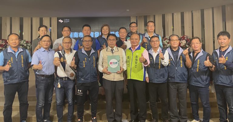 圖片說明：黃偉哲與體育總會各成員代表合影。（圖/台南巿體育總會提供提供）