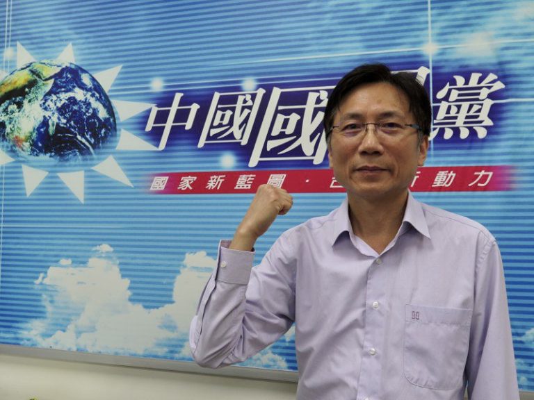 圖片說明：桃園巿議員詹江村指出，桃園市立圖書館標案疑似圖利行政院長蘇貞昌女兒蘇巧純的「二三設計」。（記者宋紹誠翻攝）