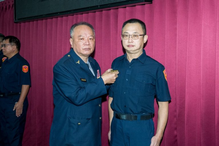 圖片說明：中市警局長蔡蒼柏親為同仁配掛階級章，以表彰陞職及初任巡官等職務人員的榮譽，同時也表達祝賀之意，此為其中一員授階情形。 (記者林㤈輝翻攝)