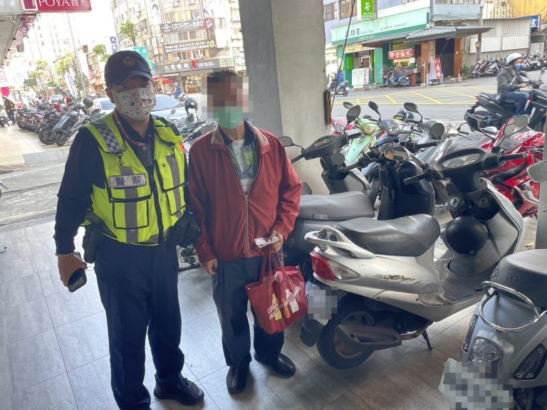 圖片說明:臺中市政府警察局第二分局永興派出所日前協助因健忘車位老翁尋獲機車。 (記者林㤈輝翻攝)